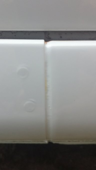 Что за рыжие пятна под лаком на новой машине, фото прилагаю