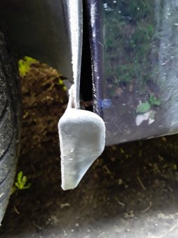 Щель между брызговиком и подкрылком