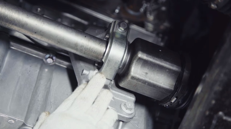 Установлена промежуточная опора правого привода колеса.