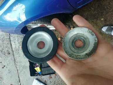 опора стойки амортизатора от Peugeot и штатная