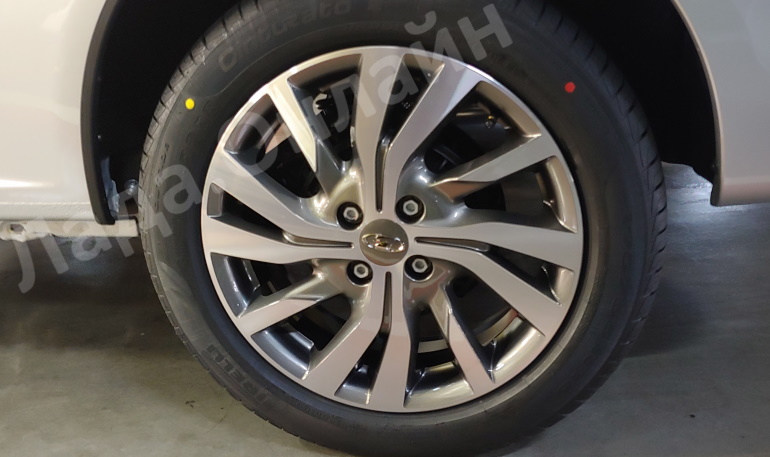 Lada Largus замечен на конвейере с новыми колесными дисками