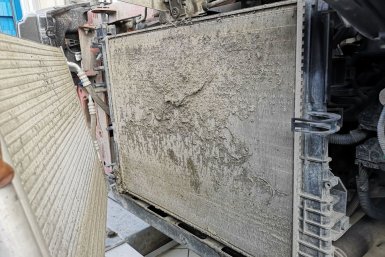 Грязные радиаторы двигателя и кондиционера