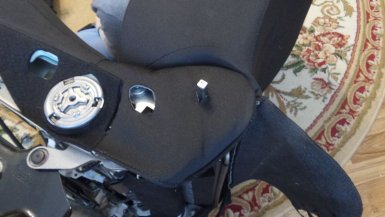 С другой стороны делаем отверстие в чехле под штырь ручки