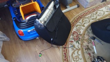 Отсоединить разъемы с проводами и отсоединить спинку от подушки сиденья