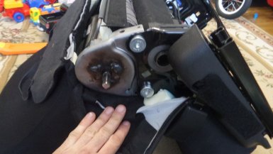 Снять пластиковые ручки накладки с нижней части сидения и отогнуть чехол