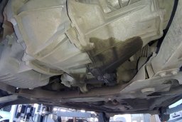 «вспотела» маслом КПП с левой стороны