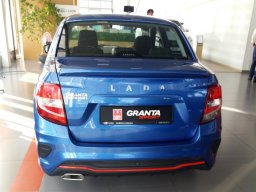 Первые живые фото Lada Granta Drive Active из дилерского центра LADA