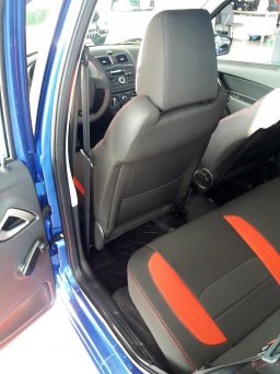 Первые живые фото Lada Granta Drive Active из дилерского центра LADA