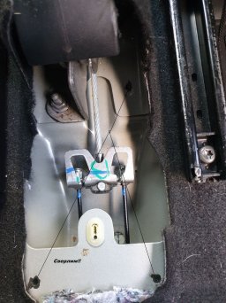 Сделать три отверстия (дрель).