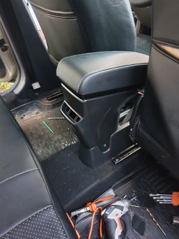 Установить боковые и заднюю стенки подлокотника, а также остальные навесные детали.