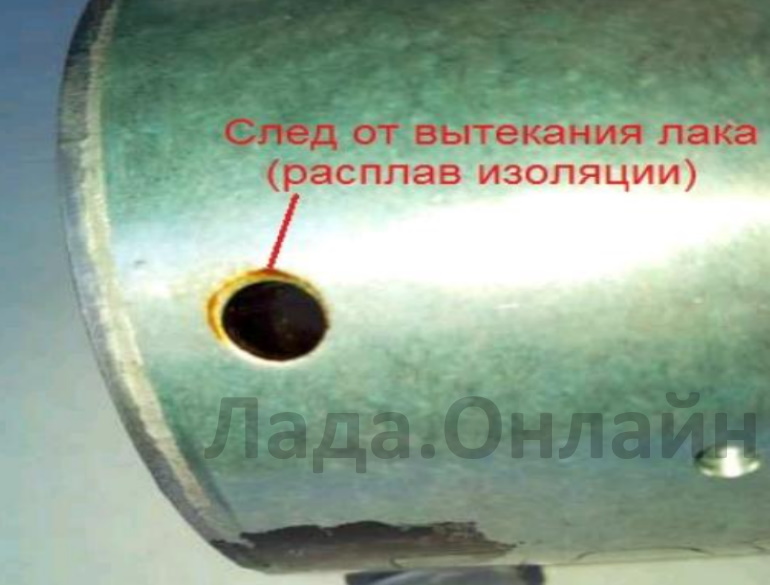 След идущий от дренажного отверстия на корпусе стартера