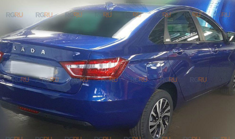 Первое «живое» фото Lada Vesta с вариатором