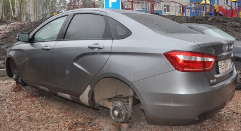 В Тольятти поймали банду, которая воровала колеса Lada Vesta