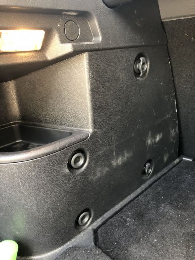 царапины в багажнике Lada Vesta SW