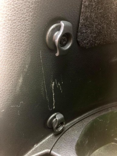 царапины в багажнике Lada Vesta SW