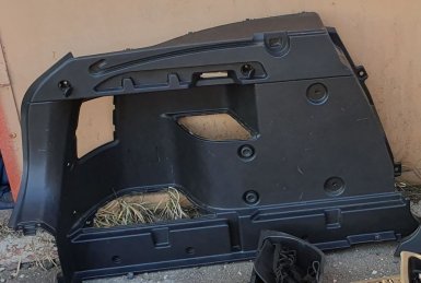 Снять боковины багажника Lada Vesta SW