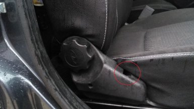 ручка регулировки наклона сидений на другой стороне (остался вырез для ремней безопасности)
