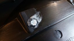 Снять центральную накладку/вставку с обшивки двери Lada XRAY