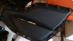 Снять центральную накладку/вставку с обшивки двери Lada XRAY