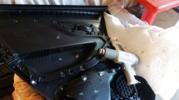 Снять центральную накладку/вставку с обшивки двери Lada XRAY