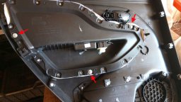 Устанавливаем перетянутую вставку в обшивку двери Lada XRAY