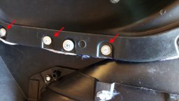 Устанавливаем перетянутую вставку в обшивку двери Lada XRAY