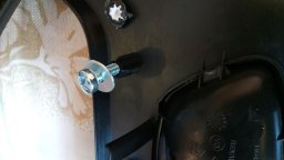 Устанавливаем перетянутую вставку в обшивку двери Lada XRAY