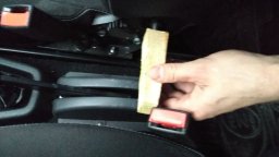 сдвигаем ось для регулировки наклона спинки сидений