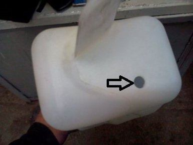 отверстие в бачке омывателя весты