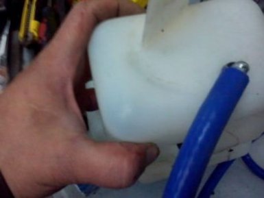 трубка в отверстии бачка омывателя весты