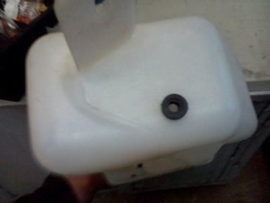 уплотнительное кольцо в отверстии бачка омывателя весты