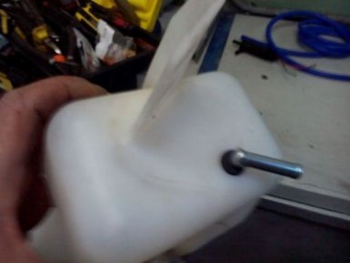 трубка в отверстии бачка омывателя весты