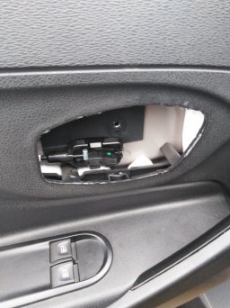 сняли внутренную ручку двери Lada XRAY