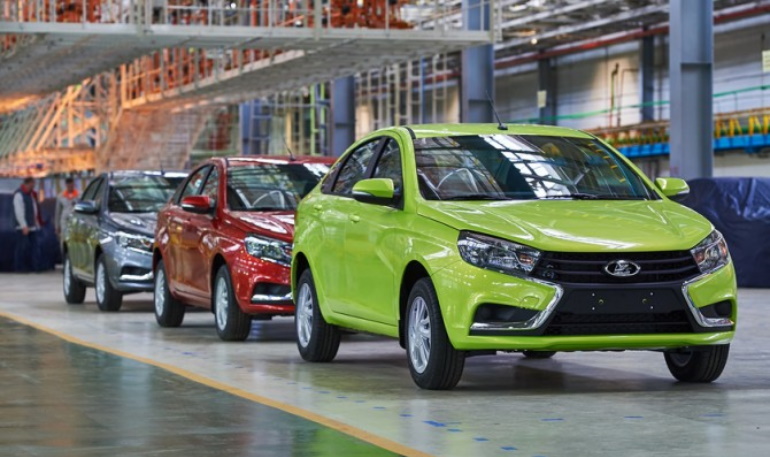 Производство Lada Vesta снизилось на 15,5%
