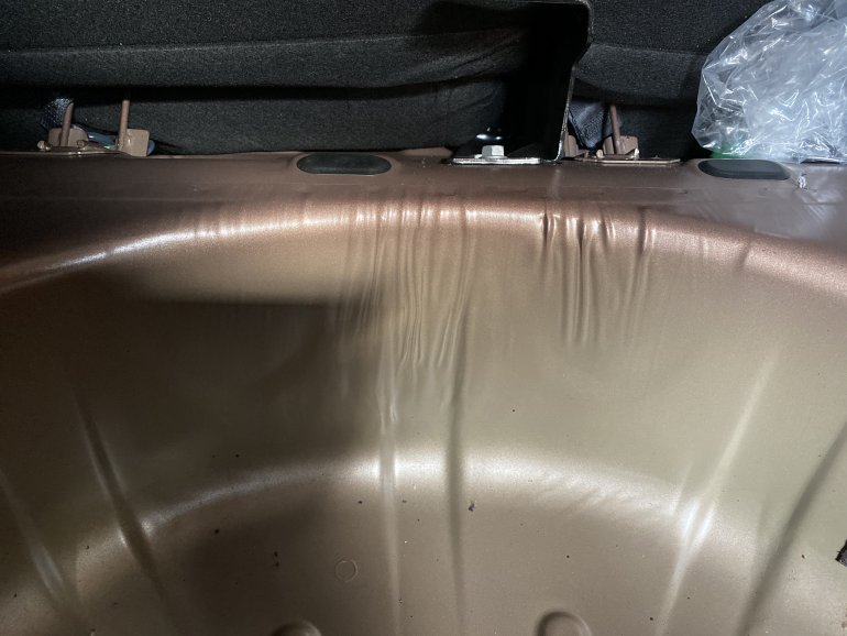 Складки на кузове в нише запасного колеса