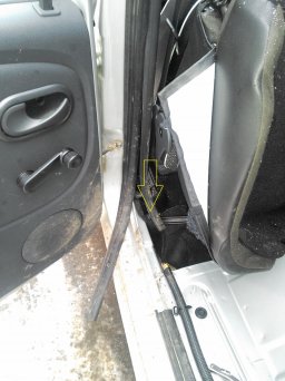 Установка задних концевиков дверей на Lada Largus