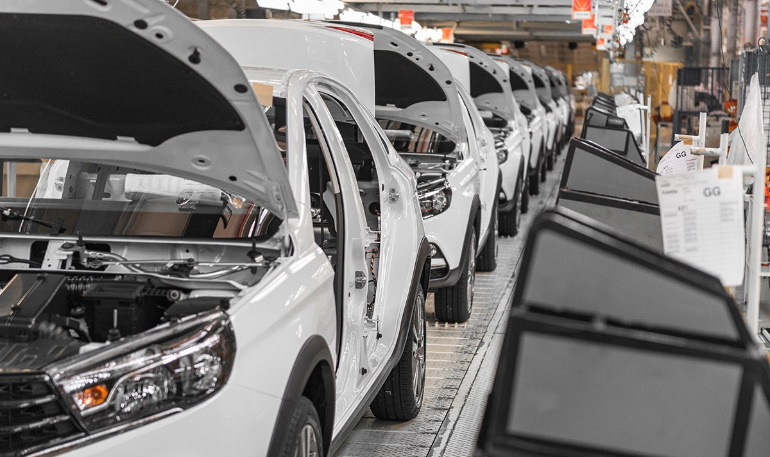 Производство Lada Vesta остановлено, отгрузка автомобилей дилерам прекращена