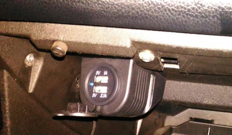 Про штатные розетки USB в бардачке Niva Chevrolet