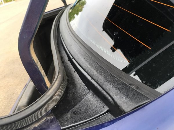 Жабо заднего стекла для Lada Granta FL