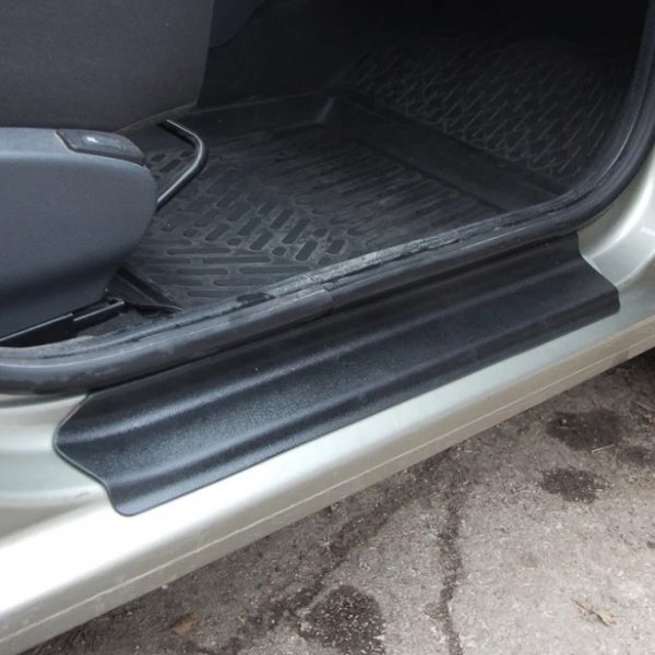 Пластиковые накладки на пороги кузова для Lada Largus