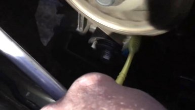 Чистим ремень ГРМ от пыли и грязи.