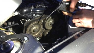 Чистим ремень ГРМ от пыли и грязи.