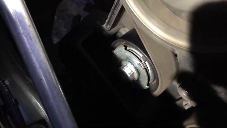 Проверяем работу механизма натяжения ролика.