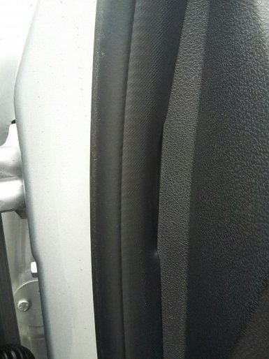 Щель между торпедо и уплотнителем на Lada Vesta - исправил ли завод этот дефект?