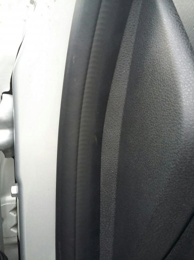 Щель между торпедо и уплотнителем на Lada Vesta - исправил ли завод этот дефект?