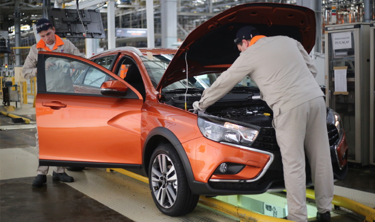 Завод Lada Ижевск снизил выпуск Lada Vesta в 1,6 раза