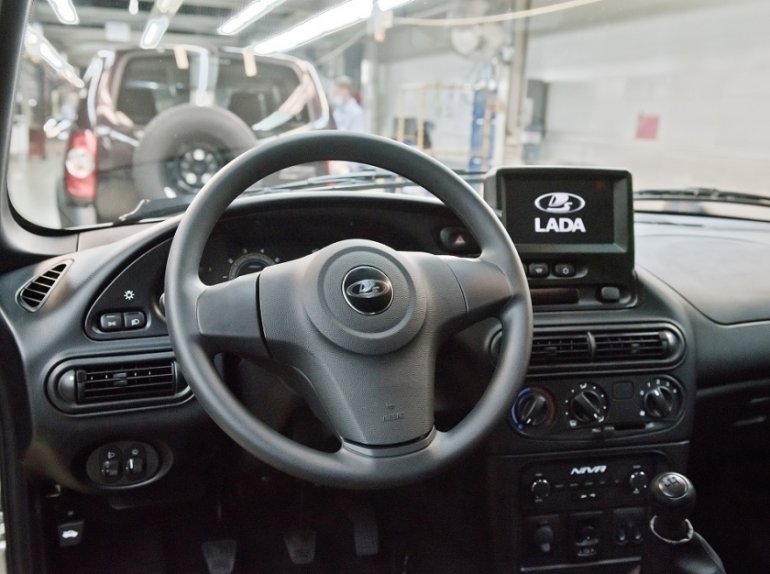 АВТОВАЗ начал устанавливать на Niva шильды LADA