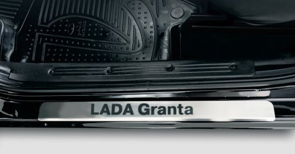 Накладки на пороги с именем модели LADA Granta