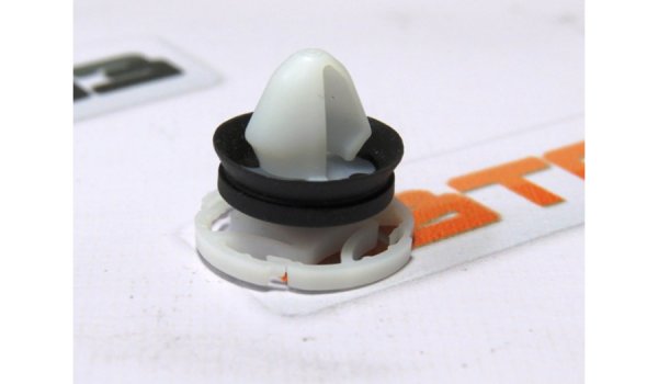 Пистон (зажим) облицовок салона и обивки дверей Lada XRAY