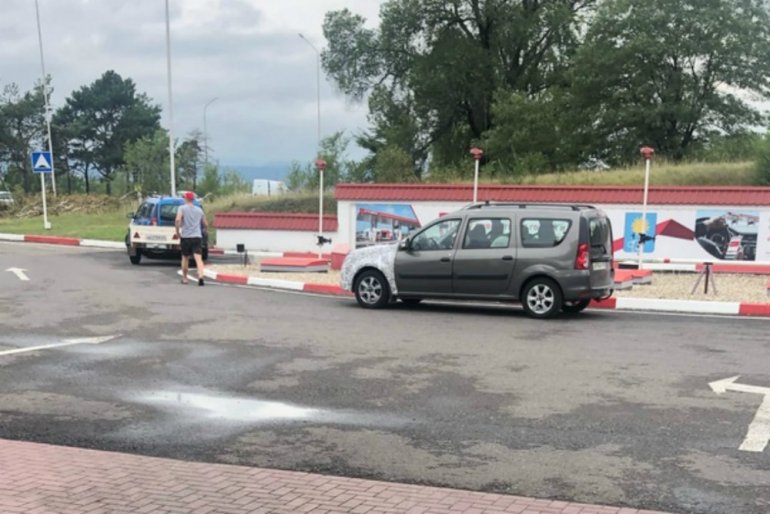 Первые живые фото Lada Largus FL